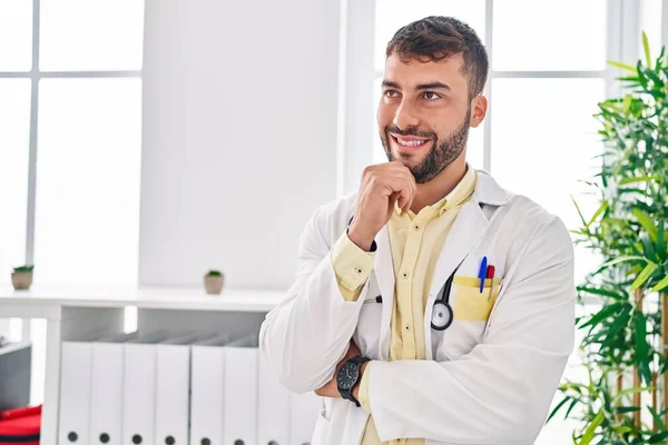 Young Hispanic Man Wearing Doctor Uniform Speaking Clinic — Stockfoto
