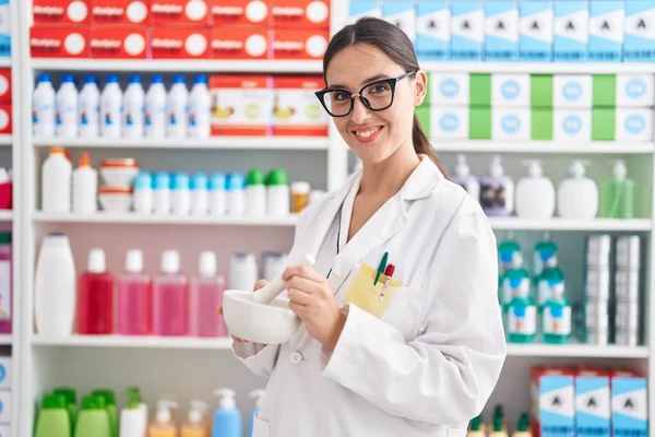 Молодая Красивая Латиноамериканка Фармацевт Улыбаясь Уверенно Делают Смесь Аптеке — стоковое фото