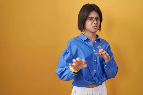 Junges Mädchen Das Über Gelbem Hintergrund Steht Angewidert Ausdruck Unzufrieden — Stockfoto
