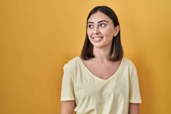 Spaanse Meisje Draagt Casual Shirt Gele Achtergrond Kijken Weg Naar — Stockfoto