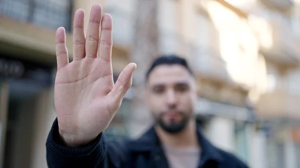 Νεαρός Άραβας Κάνει Στάση Χειρονομία Χέρι Στο Δρόμο — Φωτογραφία Αρχείου