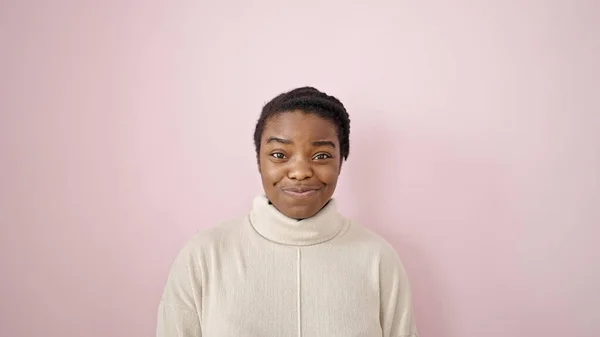 Afričanky Americká Žena Usmívá Sebevědomě Stojící Nad Izolované Růžové Pozadí — Stock fotografie