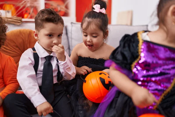 Grupo Crianças Vestindo Trajes Halloween Comendo Doces Casa — Fotografia de Stock
