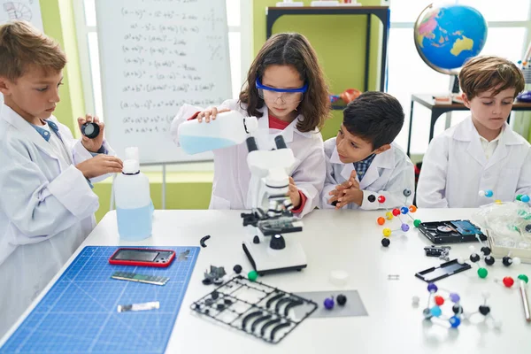 Grupo Niños Estudiantes Vertiendo Líquido Embotellamiento Haciendo Experimento Aula Laboratorio —  Fotos de Stock