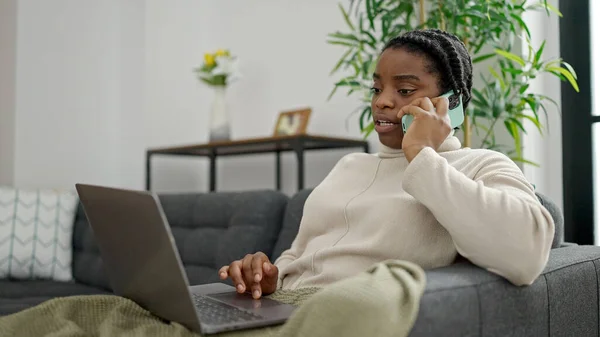 Afroamerikanerin Spricht Hause Mit Laptop Auf Smartphone — Stockfoto
