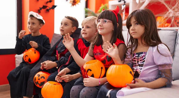 Grupo Niños Con Disfraz Halloween Diciendo Hola Con Mano Casa —  Fotos de Stock
