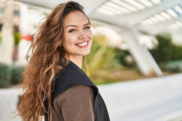 Joven Hermosa Mujer Hispana Sonriendo Confiada Pie Parque — Foto de Stock