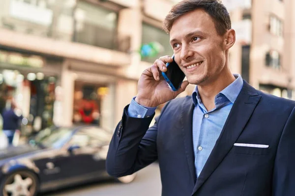 Mladý Muž Obchodní Pracovník Usmívá Sebevědomě Mluvit Smartphone Ulici — Stock fotografie