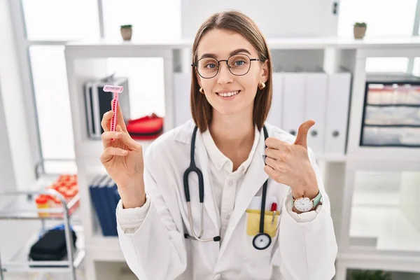 Mladá Běloška Lékař Žena Drží Břitvu Usmívat Šťastný Pozitivní Palec — Stock fotografie