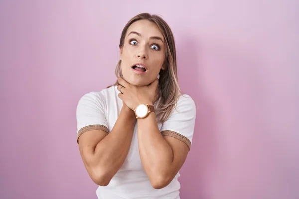 Blonde Caucasian Woman Standing Pink Background Shouting Suffocate Because Painful — Stok fotoğraf