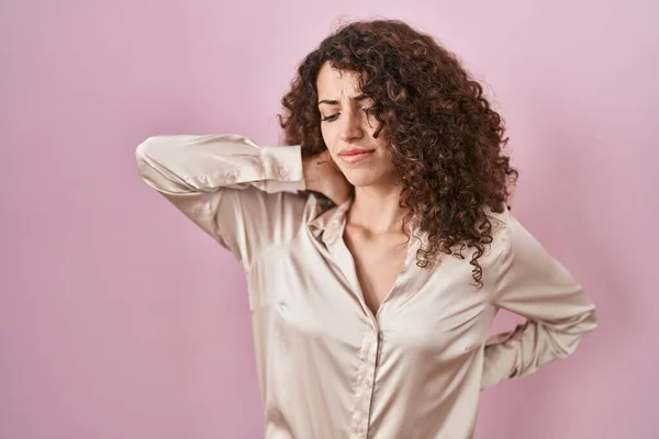 Hispanic Woman Curly Hair Standing Pink Background Suffering Neck Ache — Foto de Stock