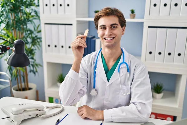 Mladý Lékař Muž Drží Kapelu Pomoc Vypadá Pozitivně Šťastně Stojící — Stock fotografie