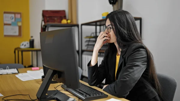 Mladý Krásný Hispánec Žena Obchodní Pracovník Pomocí Počítače Pracuje Kanceláři — Stock fotografie