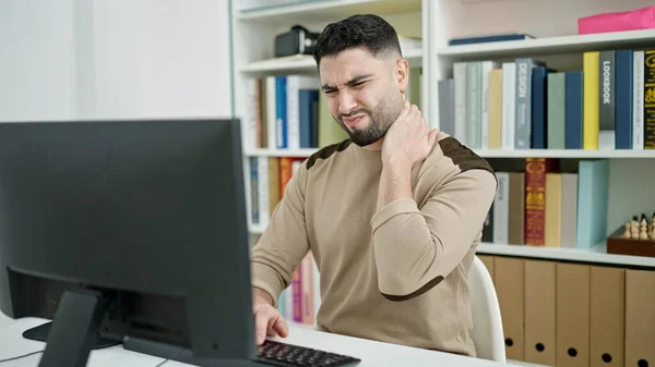 Young Arab Man Student Using Computer Stressed University Classroom — Stock Photo, Image