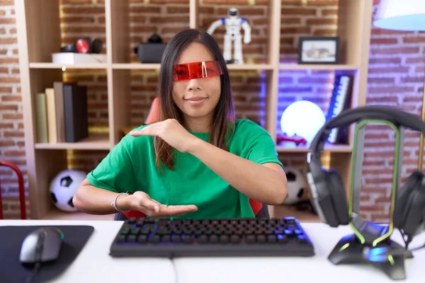 Middle Age Chinese Woman Wearing Virtual Reality Glasses Gesturing Hands — Stock Photo, Image