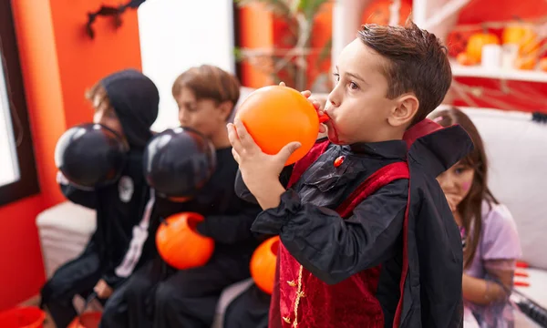 Grupo Niños Con Disfraz Halloween Inflando Globos Casa —  Fotos de Stock