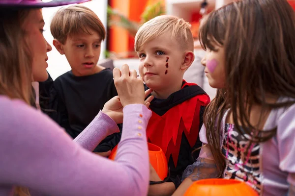 Mulher Grupo Crianças Vestindo Traje Aplicando Halloween Compõem Casa — Fotografia de Stock