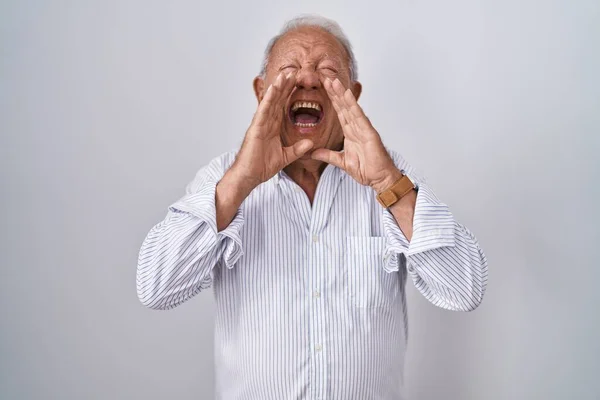 Uomo Anziano Con Capelli Grigi Piedi Sfondo Isolato Gridando Arrabbiato — Foto Stock