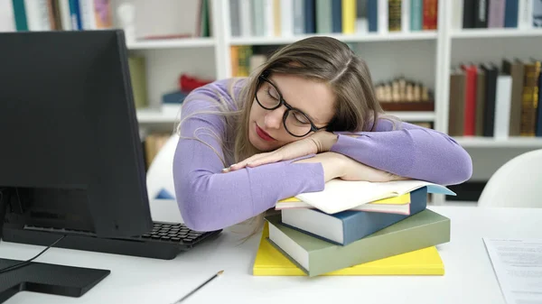 Junge Blonde Studentin Schreibt Notizbuch Mit Kopf Auf Tisch Bibliothek — Stockfoto