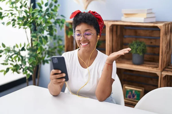 Молодая Африканская Американка Делает Видеозвонок Смартфоном Празднуя Достижение Счастливой Улыбкой — стоковое фото