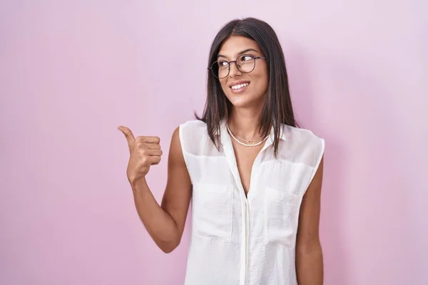 Brunette Young Woman Standing Pink Background Wearing Glasses Smiling Happy — Stock Photo, Image