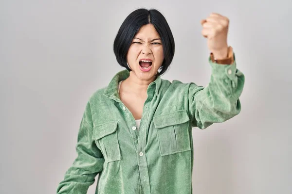 아시아 여자는 주먹을 내면서 실망하고 화가나 있었다 분노와 공격적 — 스톡 사진