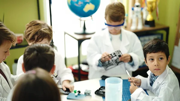 Gruppo Studenti Bambini Che Utilizzano Microscopio Riparare Gadget Classe Laboratorio — Foto Stock