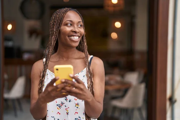 African American Woman Smiling Confident Using Smartphone Coffee Shop Terrace — Stock Photo, Image