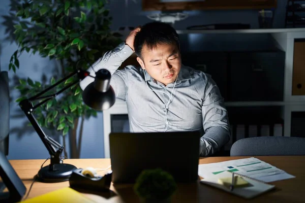 Joven Hombre Chino Que Trabaja Con Computadora Portátil Por Noche —  Fotos de Stock