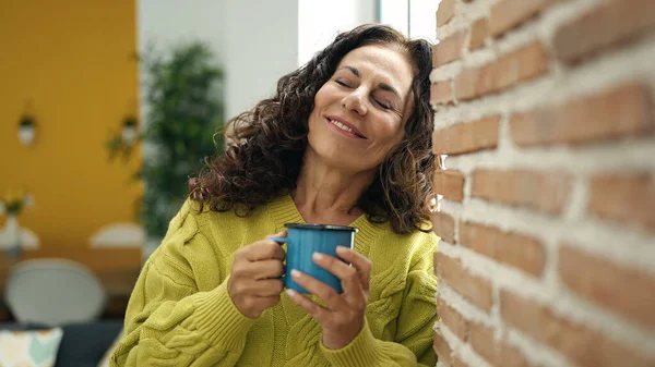 Middle Age Hispanic Woman Drinking Coffee Standing Home — Fotografia de Stock