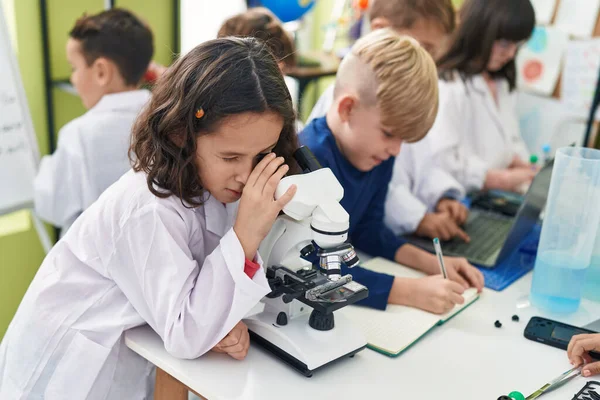 Schülergruppe Mit Mikroskopschrift Auf Notizbuch Labor Klassenzimmer — Stockfoto