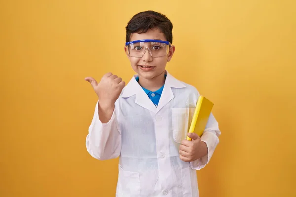 Menino Hispânico Usando Óculos Cientista Apontando Polegar Para Lado Sorrindo — Fotografia de Stock