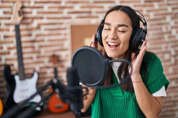 Joven Mujer Hispana Músico Cantando Canción Estudio Música — Foto de Stock