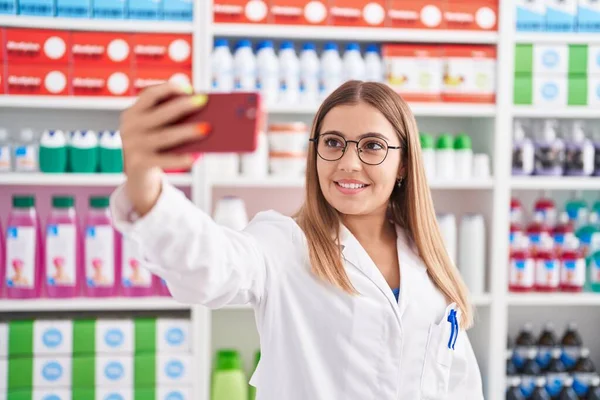 Young Beautiful Hispanic Woman Pharmacist Smiling Confident Make Selfie Smartphone — ストック写真