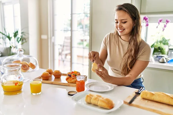 Молода Красива Іспаномовна Жінка Готує Сніданок Кладе Варення Хліб Кухню — стокове фото