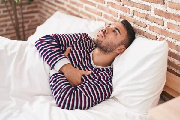Νεαρός Ισπανός Στρεσαρισμένος Ξαπλωμένος Στο Κρεβάτι — Φωτογραφία Αρχείου