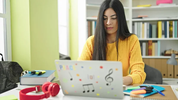 Junge Schöne Hispanische Studentin Mit Laptop Studiert Der Bibliothek Universität — Stockfoto