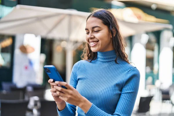 Young African American Woman Smiling Confident Using Smartphone Street — ストック写真