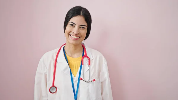 年轻美丽的惊慌失措的女医生面带微笑 自信地站在孤立的粉色背景之上 — 图库照片