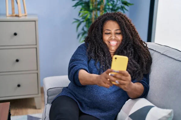 Afroamerykanka Zrobić Selfie Przez Smartfona Siedzi Kanapie Domu — Zdjęcie stockowe