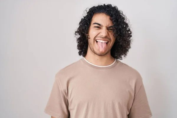 Beyaz Arka Planda Duran Kıvırcık Saçlı Komik Bir Ifadeyle Dilini — Stok fotoğraf