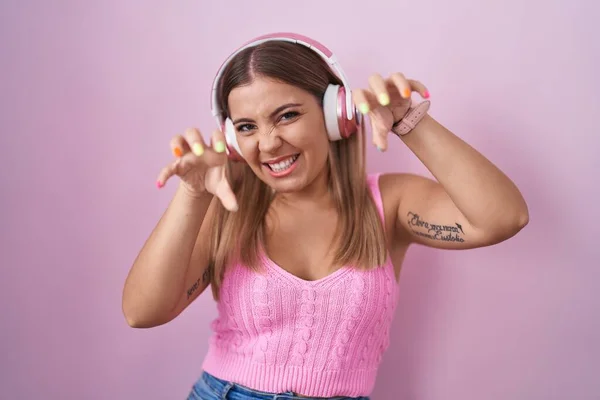 Mujer Rubia Joven Escuchando Música Usando Auriculares Sonriendo Divertido Haciendo — Foto de Stock