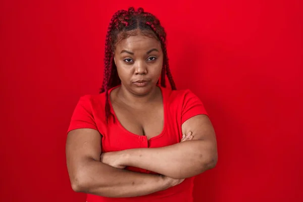 Afroameričanka Vlasy Spletenými Copu Stojící Nad Červeným Pozadím Skeptická Nervózní — Stock fotografie