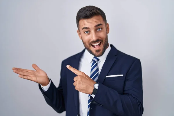Bonito Homem Hispânico Vestindo Terno Gravata Espantado Sorrindo Para Câmera — Fotografia de Stock