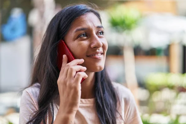 Young Beautiful Hispanic Woman Smiling Confident Talking Smartphone Street — Stock Photo, Image