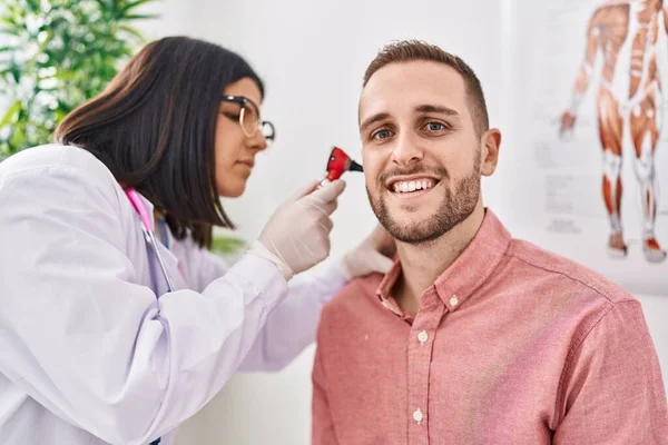 Kadın Erkek Doktor Hasta Klinikte Kulak Muayenesi Yapıyorlar — Stok fotoğraf