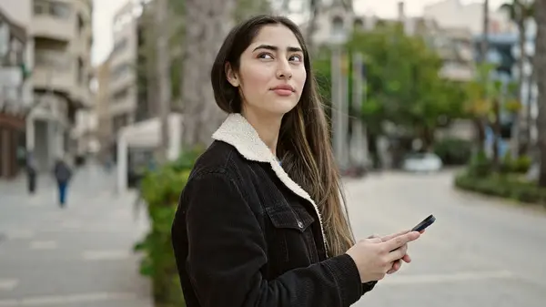 Genç Güzel Spanyol Kadın Akıllı Telefon Kullanıyor Sokakta Ciddi Bir — Stok fotoğraf