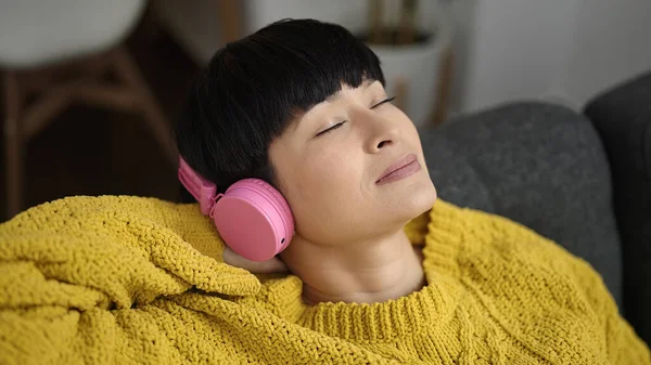 Joven Mujer China Escuchando Música Relajada Sofá Casa — Foto de Stock