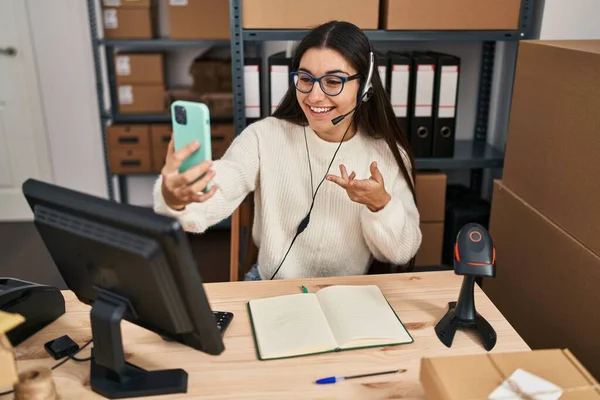 Young Hispanic Woman Ecommerce Business Worker Having Video Call Office — Stok fotoğraf