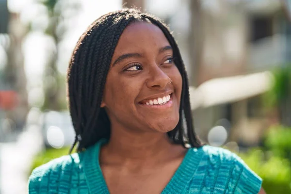 Afro Amerikaanse Vrouw Glimlachen Zelfverzekerd Kijken Naar Zijkant Straat — Stockfoto